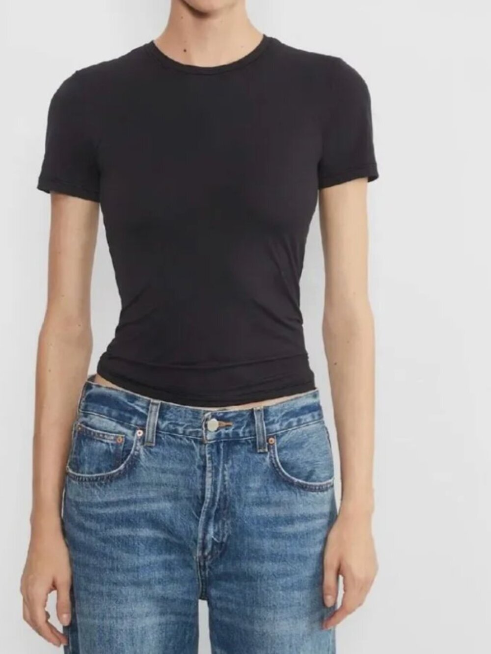 Aritzia Wilfred Black Fitted Crew Neck T-Shirt